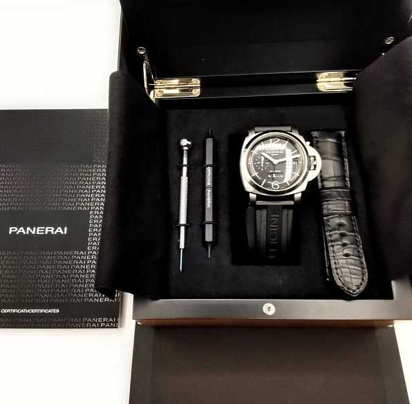 パネライ買取　ルミノール1950　8デイズGMT　PAM00233　時計