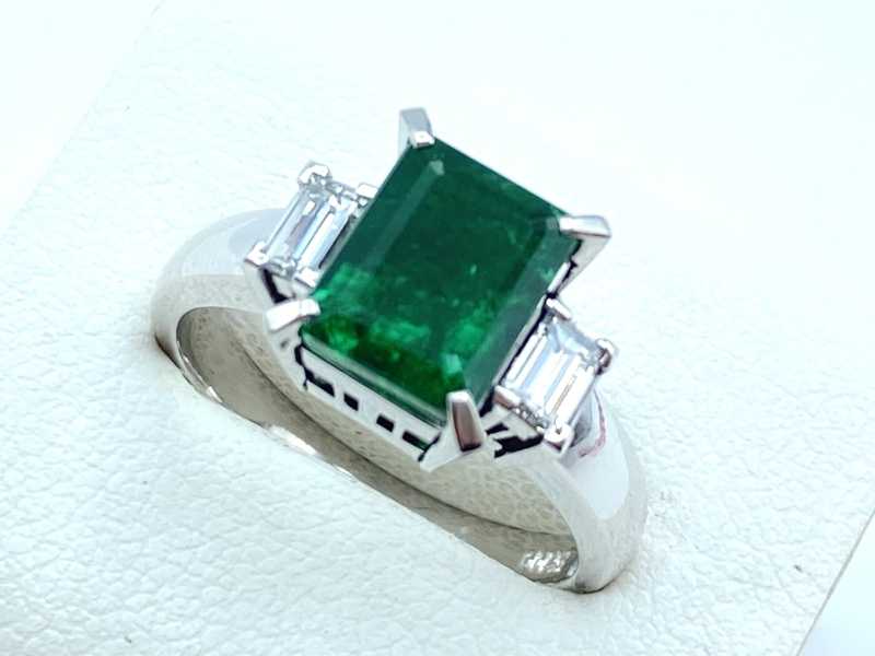 宝石買取 プラチナ台 エメラルド ダイヤモンド デザインリング