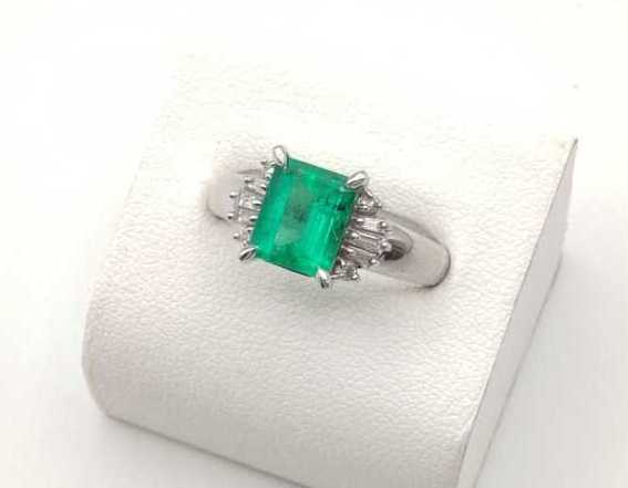 宝石買取 エメラルド 指輪 Pt900