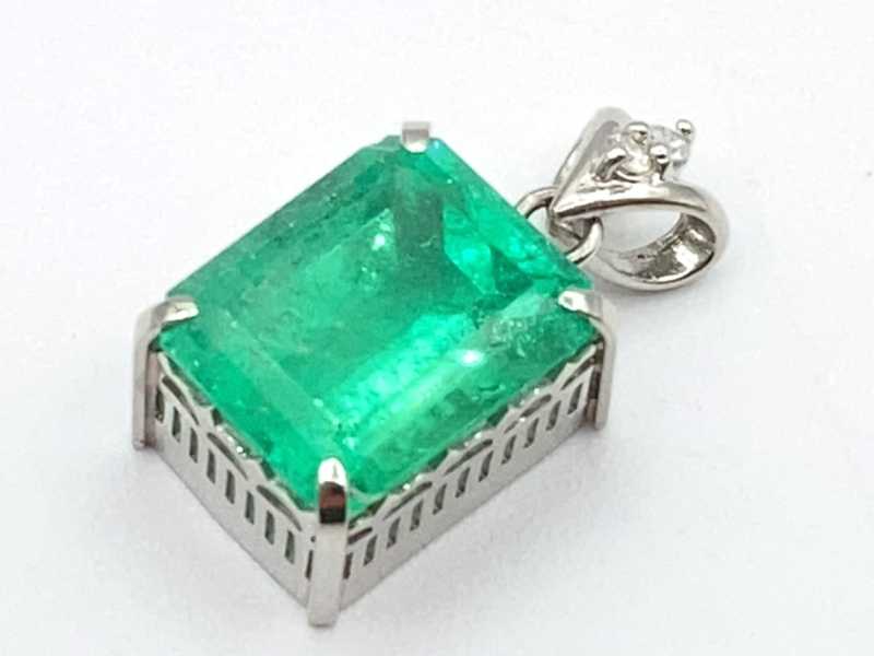 宝石買取 プラチナ台 エメラルド ダイヤモンド ペンダント