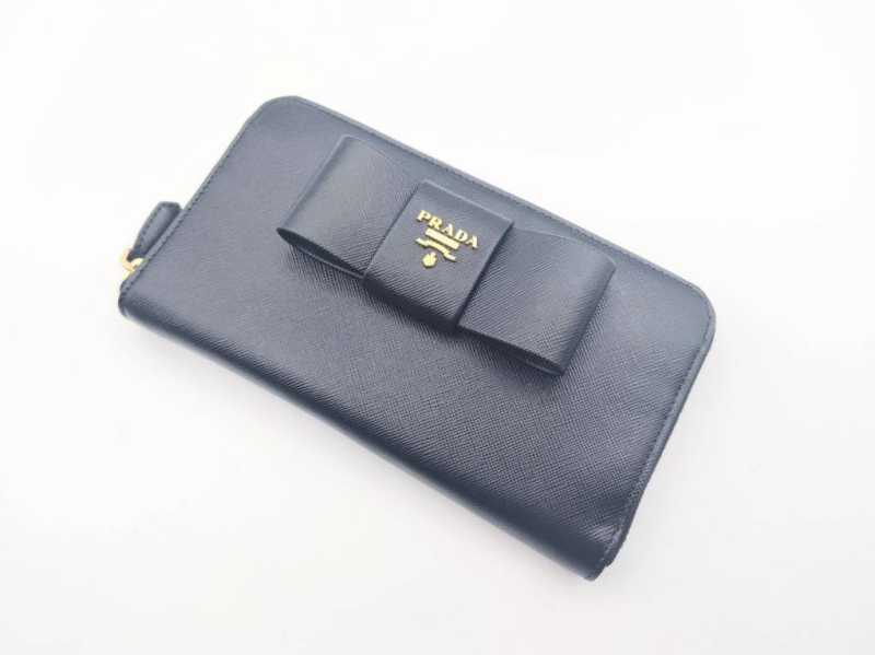 プラダ　買取　ラウンド長財布