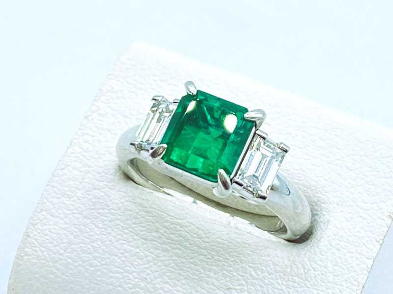 宝石買取 プラチナ台 ダイヤモンド エメラルド デザイン リング