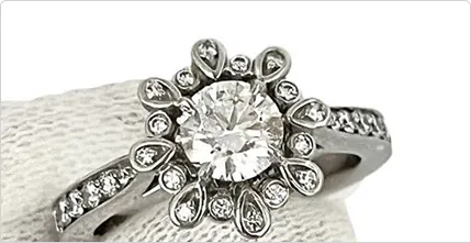 小さな傷があっても気にしないで<br />
曇ってる貴金属は輝きが出るようお掃除をイメージ