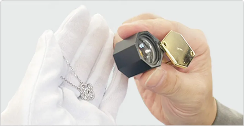 日ごろのお手入れも<br />
美しいジュエリーの状態を保つのに重要です。 イメージ