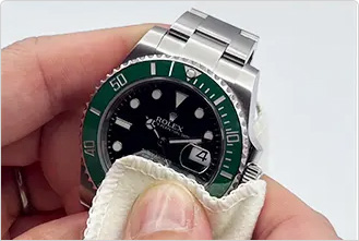 できる範囲でホコリや汚れを落として時計の状態をよくしましょう。イメージ