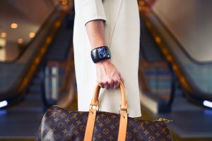 ルイヴィトンのバッグを持つ男性