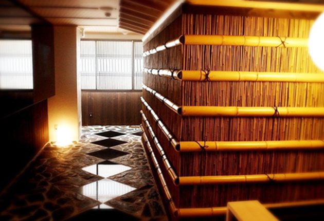 京都発祥の「和モダン」を基調とした落ち着いた店舗空間